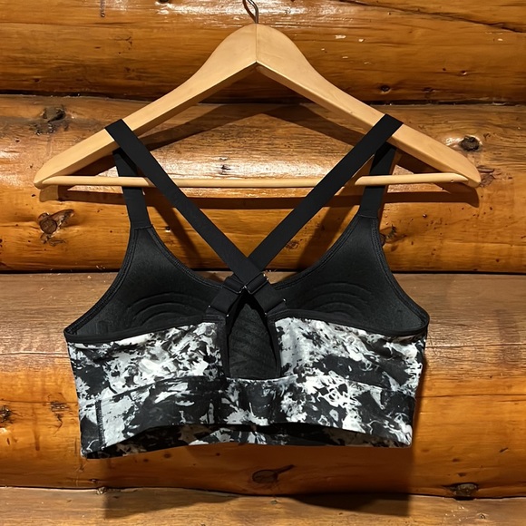 Under Armour sports bra size small - Picture 2 of 3